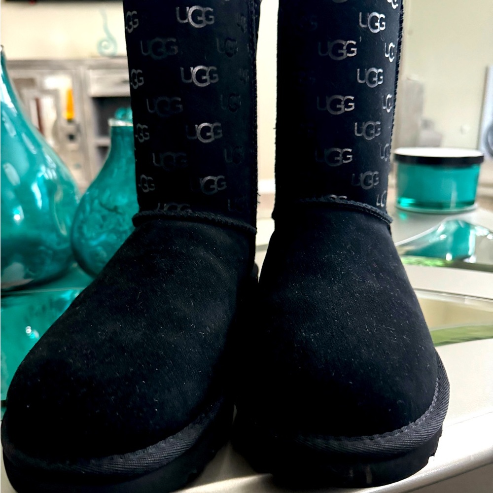 SOLD ⭐️New Size 8 Embossed Black Uggs